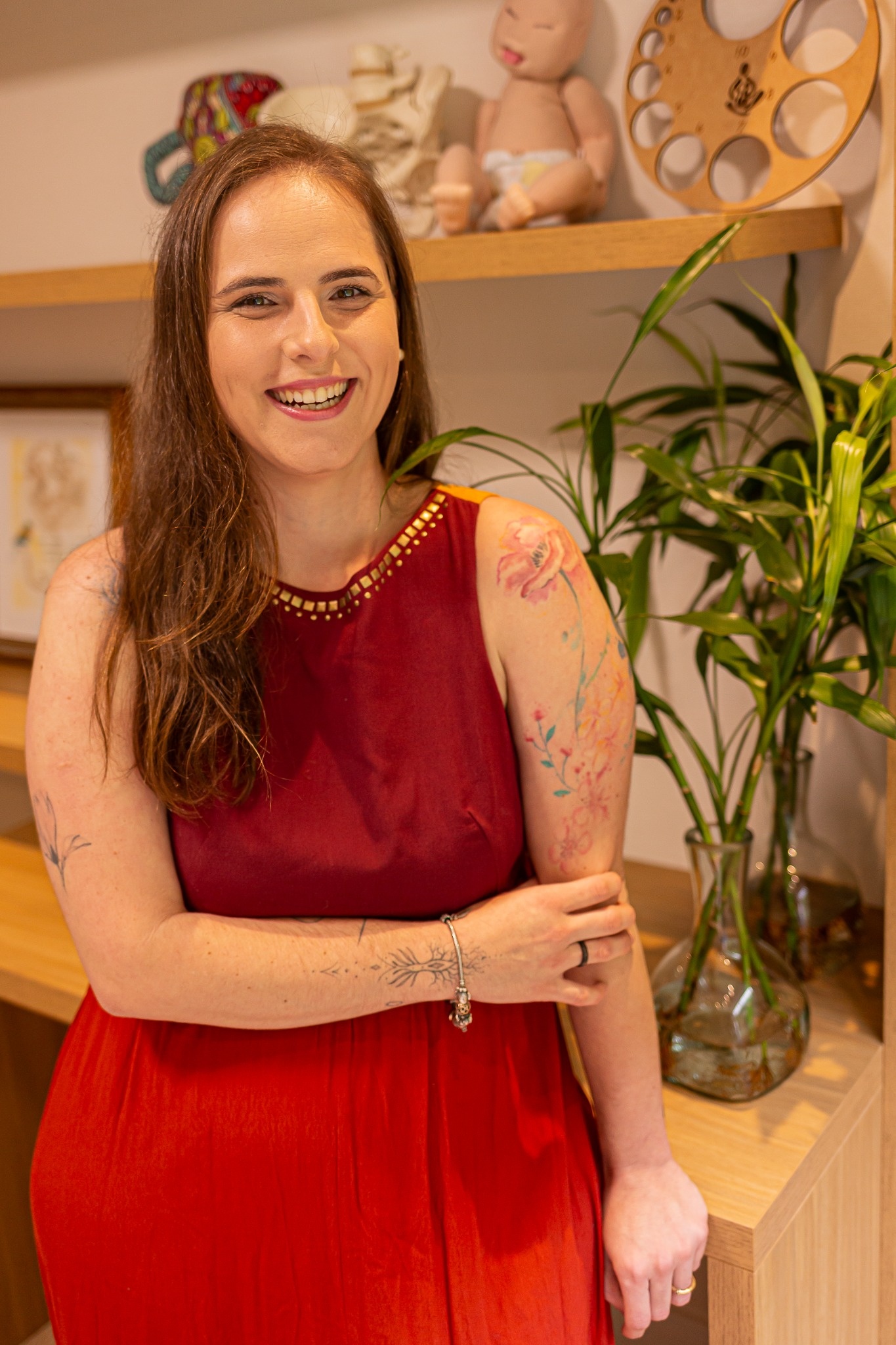 Maria Êda Barino, criadora do Amamenta Fácil, sorrindo em seu espaço de atendimento.